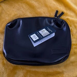 Brand new”Perry Ellis”portfolio travel kit.(UNISEX).Very comfortable,black.🖤